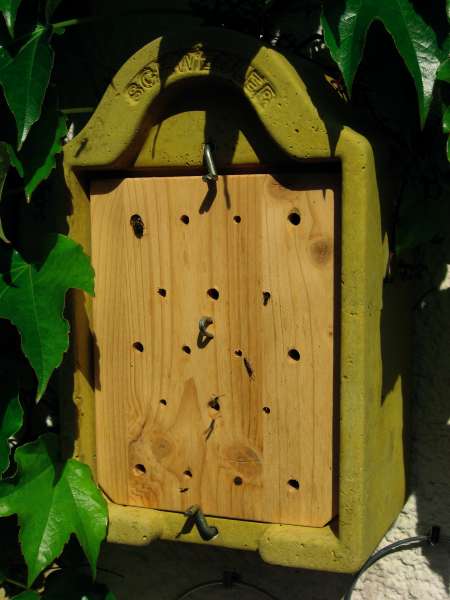 Insektennisthaus | für solitär lebende Insekten